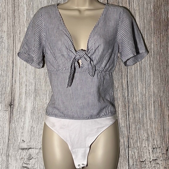 Abercrombie & Fitch Blue White Striped Short Sleeve Tie Front Bodysuit Size S - Picture 3 of 5
